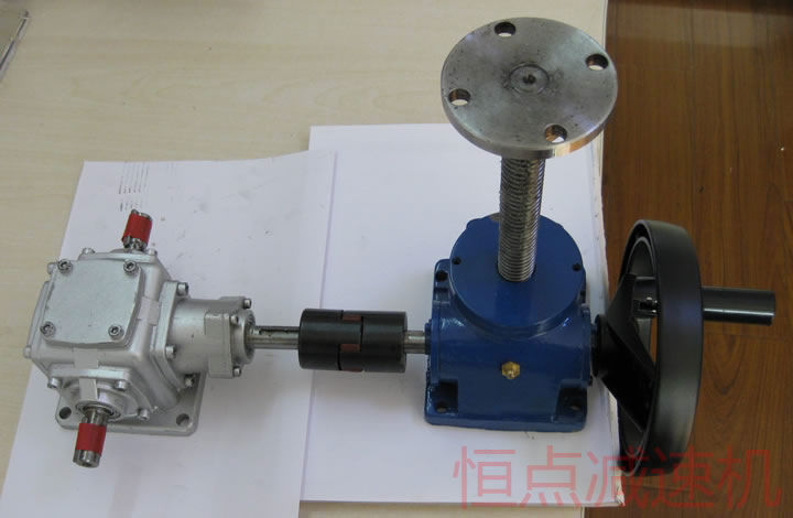 絲杆升降機配手輪手輪,用連軸器可以與轉向箱連接,以實現轉角的應用.恒點減速機爲您簡單示意其結構圖