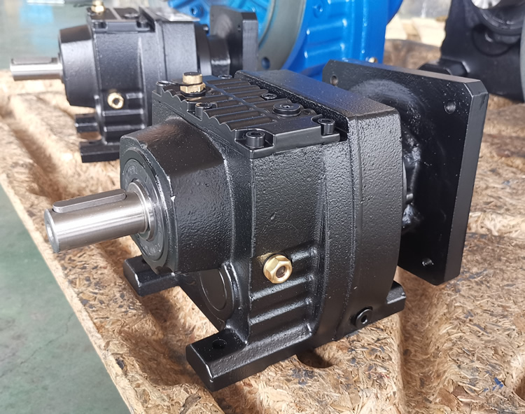 R37系列減速機的實物照片，輸入配伺服電機