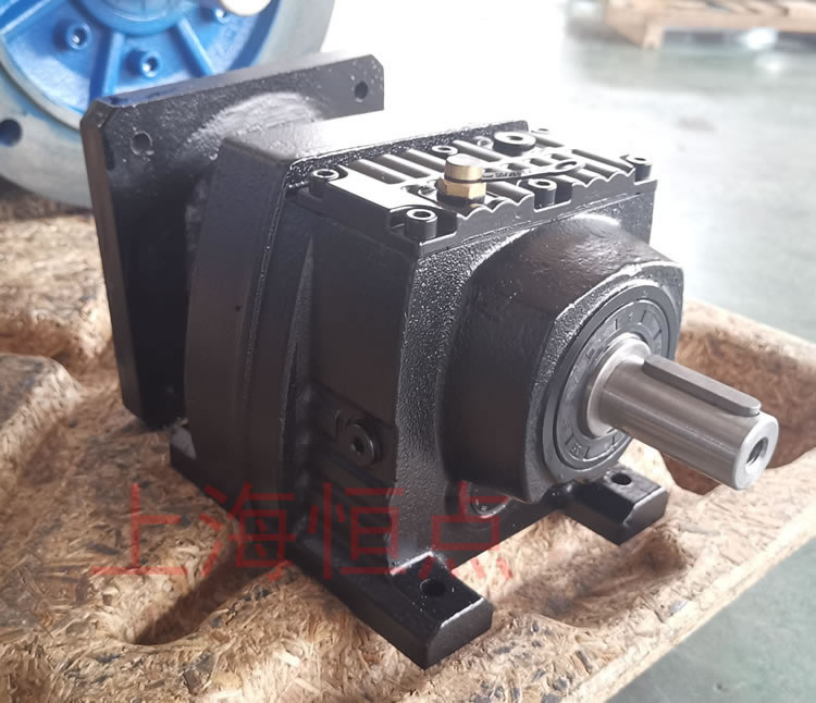 R37系列減速機的實物照片，輸入配伺服電機