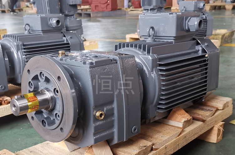 RF47系列減速機配直聯電機，立式安裝 輸出法蘭+軸 實物圖